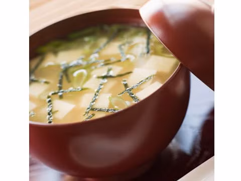 Súp miso: Phổ biến trong các nhà hàng Nhật Bản, súp miso là một loại canh đậu phụ và rau có lượng calo thấp, có chứa probiotic và protein. Món súp này cũng được đóng hộp và sẵn bán tại các cửa hàng tạp hóa nên rất tiện lợi. Ảnh: RD.