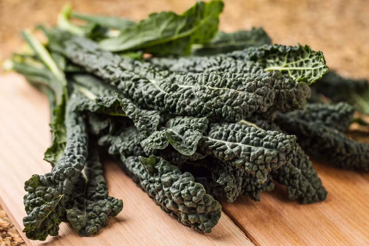 Cà rốt không phải là bí quyết tốt nhất cho sức khoẻ mắt: Thực chất, cà rốt không phải là thức ăn tốt nhất cho đôi mắt của bạn. Những thực phẩm tốt nhất để mắt sáng là rau bina (cải bó xôi), cải xoăn và các loại rau màu xanh thẫm khác. Ảnh: Istock.