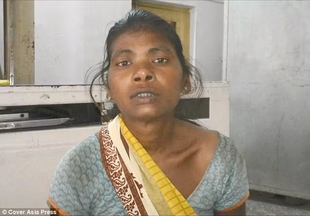 Cô chia sẻ: "Tôi đã rất đau đớn trong 5 năm qua. Tôi cũng không hiểu làm thế nào những chiếc kim có thể nằm trong bắp chân tôi. Các bác sĩ nói đây là một loại bệnh tật nhưng không ai trong số họ có thể nhận thức được điều đó. Tôi chỉ muốn ai đó giúp tôi, tôi vẫn đang đau đớn hàng ngày. Tôi muốn nó dừng lại”. Ảnh: CAP.