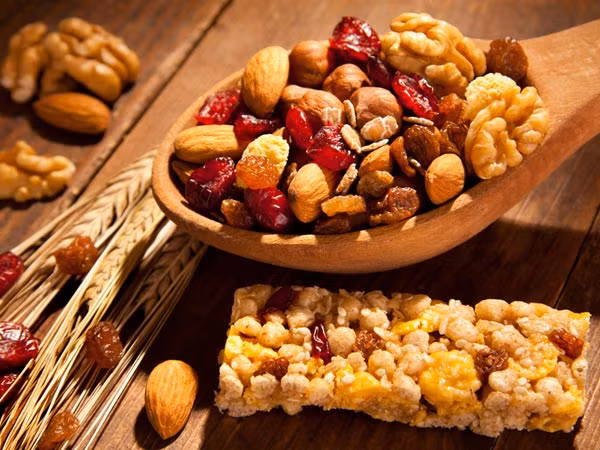 3. Thanh granola (ngũ cốc ăn sáng): Đây có vẻ là một bữa ăn nhẹ tuyệt vời để ăn trưa, nhưng chúng có rất ít giá trị dinh dưỡng. Những thanh ngũ cốc này lại chứa lượng đường cao mà rất ít chất xơ hoặc protein nên bạn sẽ không đủ năng lượng để làm việc hết buổi chiều. Ảnh: Boldsky.