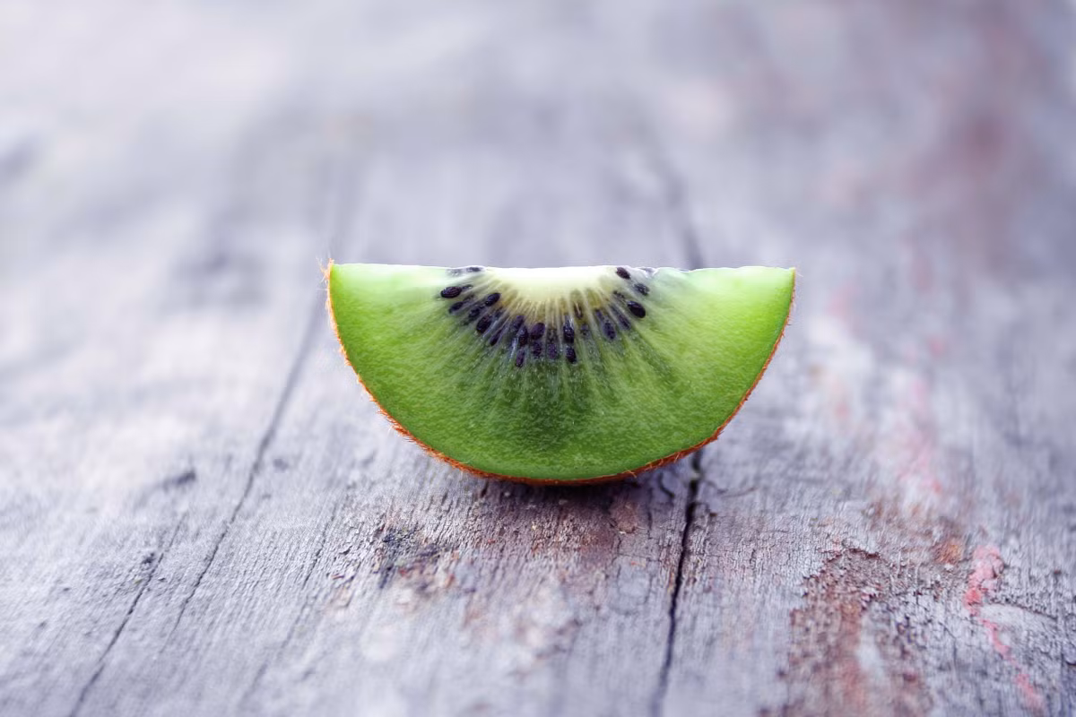 Chọn thức ăn cải thiện tâm trạng: Óc chó, kiwi, chuối, anh đào chua, dứa, cà chua và mận đều có hàm lượng serotonin và là những thực phẩm lý tưởng cho bất cứ ai muốn khắc phục chứng trầm cảm. Đừng bỏ lỡ những món ăn này nếu bạn muốn có một tâm trạng thoải mái. Ảnh: iStock.