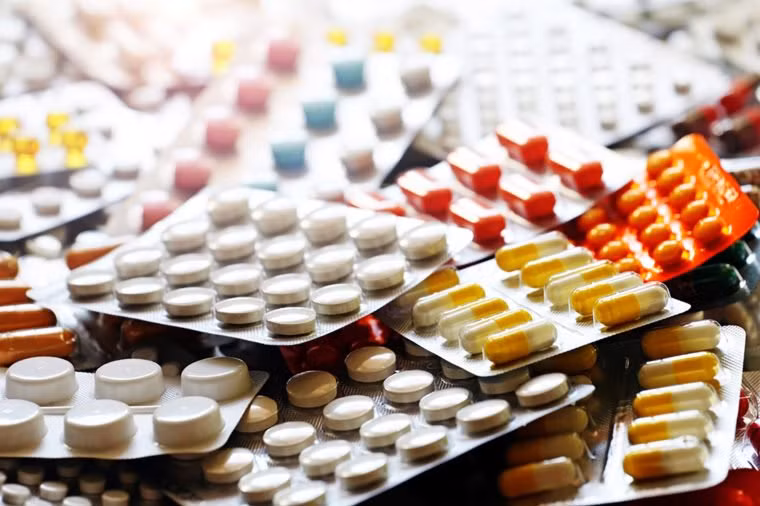 Chống lại những ảnh hưởng của kháng sinh: Bạn có thực sự cần phải uống probiotic sau khi dùng kháng sinh? Thuốc kháng sinh có thể quét sạch vi khuẩn tốt cũng như tàn phá tới đường ruột của bạn. Một nghiên cứu gần đây cho thấy dùng bổ sung S. boulardii trong khi dùng kháng sinh giúp giảm thiểu tiêu chảy từ 25 đến 30%. Ảnh: Shutterstock.