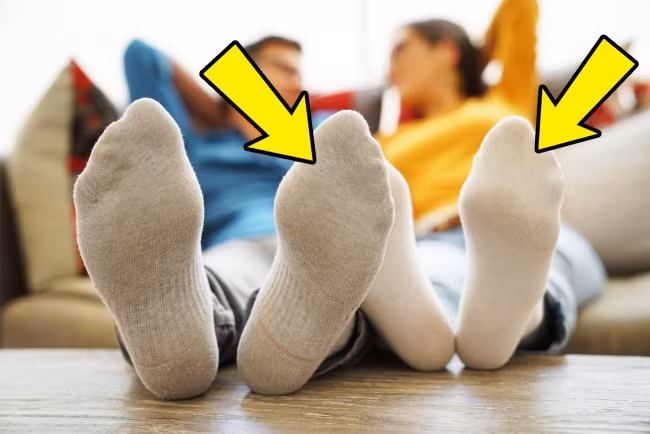 Tất, đồ lót: Việc dùng chung đồ lót sẽ có thể khiến bạn bị viêm nhiễm đường tiểu, lây lan vi khuẩn bộ phận sinh dục, gây ngứa, phát ban... Ngoài ra, việc đi chung tất (vớ) cũng dẫn đến nguy cơ bị nấm chân, nhiễm trùng gót chân... cao hơn. Ảnh: Shutterstock.