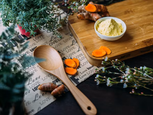 Ăn nghệ sẽ giúp giảm đờm và dịch nhầy. Thêm một chút nghệ vào ly sữa nóng. Uống hai lần mỗi ngày, một lần vào buổi sáng và một lần trước khi đi ngủ. Ảnh: Boldsky.