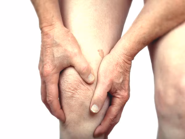 7. Giảm đau viêm khớp: Uống sữa saffron làm giảm đau và viêm khớp. Ảnh: Boldsky.