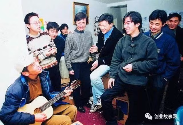 Jack Ma cùng các nhân viên quây quần trong một căn phòng nhỏ, vừa ăn uống vừa trò chuyện. Họ thậm chí còn không đủ ghế để ngồi mà phải ngồi bệt trên sàn. Các hoạt động vui chơi, giải trí, họp hành hầu hết đều diễn ra trong không gian “đất chật, người đông”. Đôi lúc, họ cũng mở cuộc họp ở ngoài…công viên để thay đổi không khí.