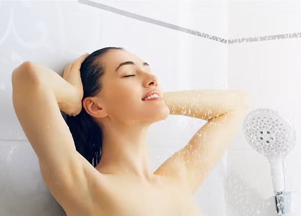 Cải thiện tóc và da: Tắm nước lạnh sẽ làm tóc mượt và bóng hơn, đồng thời sẽ cải thiện quá trình tái tạo da tốt hơn. Vì nước lạnh sẽ làm co lỗ chân lông và lớp biểu bì ở da tóc và da trên cơ thể, giúp da se khít và không gây nổi mụn. Tắm nước lạnh giúp khử độc da, làm tóc khỏe mạnh hơn, ngăn bụi bẩn tích tụ trên da đầu và làm chậm rụng tóc. Ảnh: Thebeautybean.