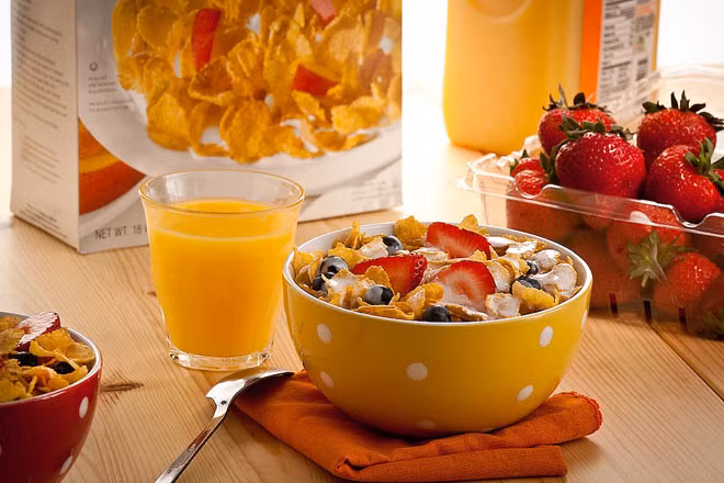 Ngũ cốc + nước cam: Các axit trong nước cam ép sẽ làm giảm đáng kể hoạt động của enzym chịu trách nhiệm phá vỡ carbohydrate. Cũng vì vậy, không nên kết hợp ngũ cốc với bất kỳ loại trái cây chua hoặc quả mọng nào khác. Ảnh: Brightside.