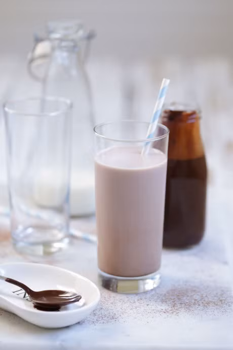 Cacao + sữa: Cacao giàu axit oxalic, khi kết hợp với canxi trong sữa, axit này giúp hình thành các tinh thể oxalat, ở lượng lớn sẽ sỏi thận. Tất nhiên, một cốc sôcôla nóng mỗi tuần cũng không sao, nhưng hãy cẩn thận, đặc biệt nếu bạn có vấn đề về thận. Ảnh: Internet.