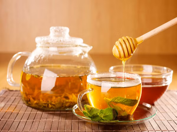 8. Nước mật ong ấm: Lợi ích của việc uống nước ấm pha mật ong khi đi ngủ bao gồm giảm táo bón, làm cho làn da hoàn mỹ, hỗ trợ quá trình giảm cân. Thức uống này còn có tác dụng giải độc khi xả chất độc dư thừa ra khỏi cơ thể và cải thiện sự tiêu hóa. Để pha hỗn hợp này, bạn cần 300 ml nước ấm và thêm một thìa mật ong rồi khuấy đều. Ảnh: Boldsky.