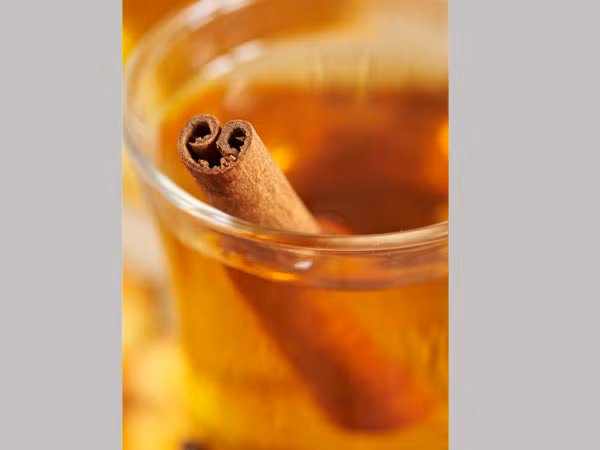 9. Nước ấm + quế + mật ong: Quế cùng với mật ong có lợi cho việc diệt vi trùng trong đường tiêu hóa và thức uống này cũng là một món khai vị tuyệt vời. Đối với hỗn hợp này thêm 1 muỗng canh mật ong, 1 muỗng cà phê bột quế vào một chén nước ấm và dùng nó trước khi đi ngủ. Ảnh: Boldsky.