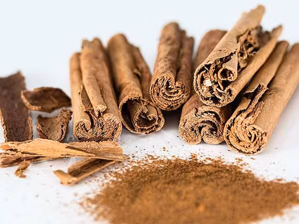 Gia vị này giúp chữa bệnh sốt, ho và cảm lạnh. Trộn 1 muỗng canh mật ong với ½ muỗng cà phê quế tươi và sử dụng ba lần mỗi ngày. Ảnh: Boldsky.