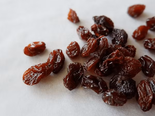 Ngâm 20-25 trái nho khô trong nửa cốc nước đến khi quả mềm. Thêm một ít nước chanh vào rồi uống hỗn hợp này hai lần một ngày. Ảnh: Boldsky.