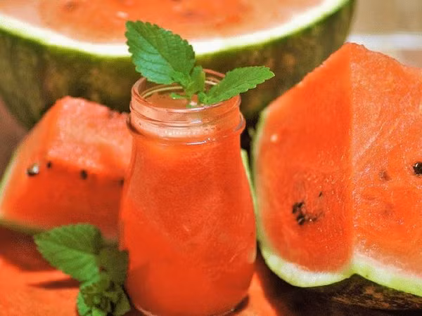 2. Nước dưa hấu và bạc hà: Dưa hấu chứa nhiều axit amin giúp đốt cháy chất béo. Sự kết hợp của bạc hà và dưa hấu có hiệu quả trong việc thúc đẩy quá trình giảm cân. Ảnh: Boldsky.