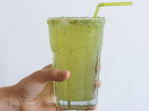 1. Nước ép dưa chuột và cần tây: Sự kết hợp này cung cấp lượng calo thấp và hiệu quả trong việc giảm cân nhanh. Ảnh: Boldsky.