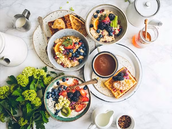 Ăn sáng đầy đủ giúp làm tăng mức năng lượng của chúng ta để bắt đầu ngày mới. Ảnh: Boldsky.