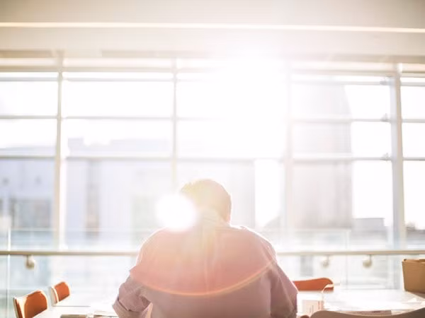 Thường xuyên vận động như đi lấy nước hay đi lại quanh phòng làm việc để giúp tăng cường trí não và giảm stress cho bạn. Ảnh: Boldsky.