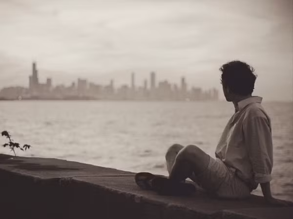 Nếu bạn may mắn có được nơi làm việc gần công viên, hãy dành thời gian để ngắm cảnh thiên nhiên để tiếp thêm năng lượng cho bản thân. Ảnh: Boldsky.