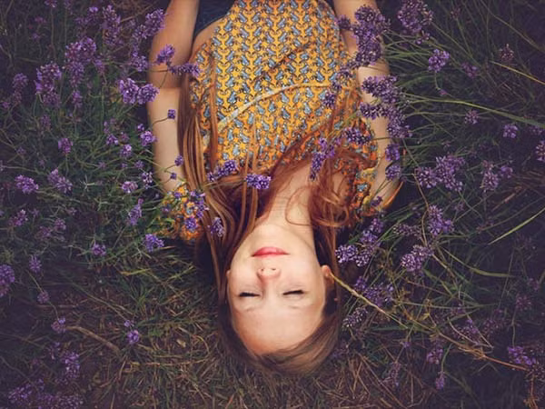 Nghiên cứu cho thấy massage tại nơi làm việc giúp giảm căng thẳng toàn bộ cơ thể và trí óc. Ảnh: Boldsky.