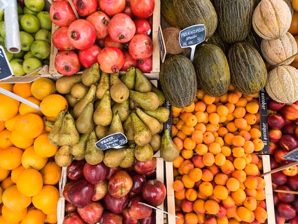 Nhấm nháp đồ ăn nhẹ lành mạnh là một trong những bí kíp cải thiện tâm trạng ở nơi làm việc. Ảnh: Boldsky.