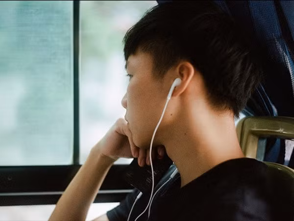 Nghe nhạc có thể là cách tốt nhất để cải thiện tâm trạng buồn chán của bạn và giảm căng thẳng. Ảnh: Boldsky.