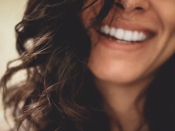 Mỉm cười là nguyên tắc cơ bản để không bị căng thẳng. Ảnh: Boldsky.