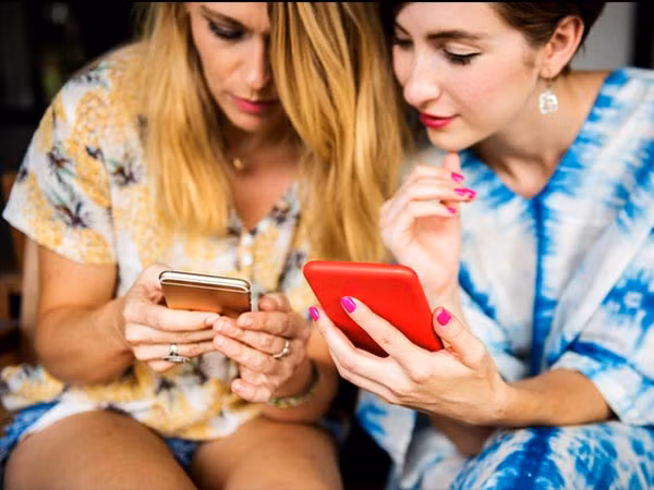 Một trong những cách tốt nhất để loại bỏ stress trong công việc là ngồi lướt mạng giải trí. Ảnh: Boldsky.