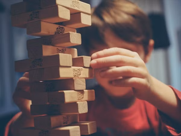 Bạn có thể chơi các trò chơi hoặc trò chuyện với đồng nghiệp trong giờ ăn trưa. Ảnh: Boldsky.