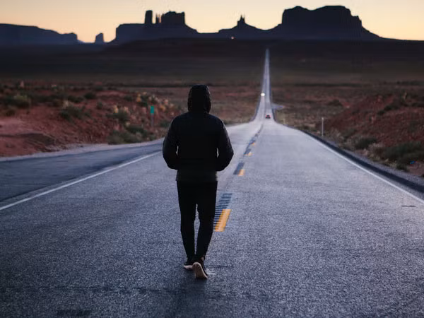 Đi bộ là cách giúp bạn trẻ hóa bản thân và cũng tăng mức năng lượng, đồng thời giải tỏa căng thẳng tại chỗ làm. Ảnh: Boldsky.