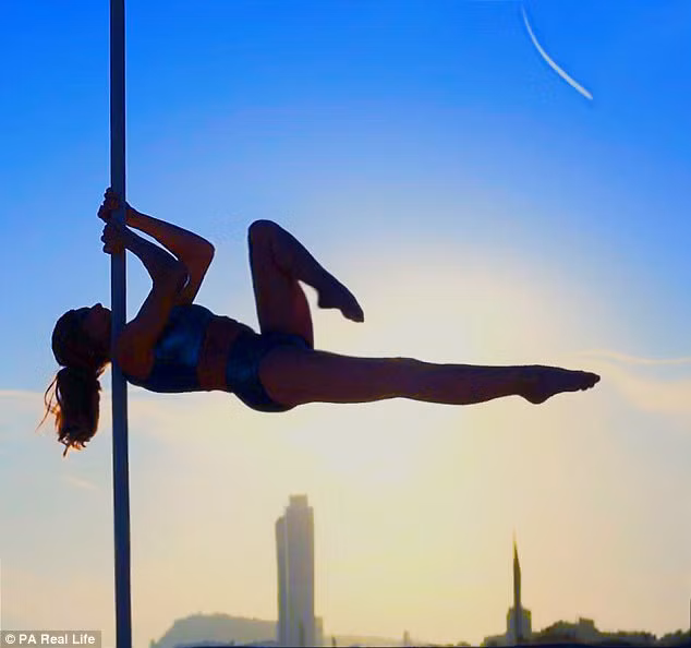 Ít ai nghĩ rằng đây là hình ảnh bà cụ đang múa cột. Ảnh: PA.