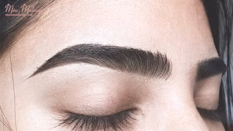 Kẻ lông mày dầy và đậm sẽ nhanh chóng biến mất trong thế giới làm đẹp của những cô gái năm 2018. Ảnh: Internet.