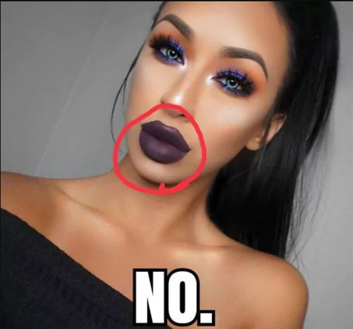 Trong năm 2018, xu hướng trang điểm môi tều có thể sẽ bị thất sủng. Năm nay, xu hướng này được nhiều ngôi sao thế giới lăng xê, trong đó có Kylie Jenner, Kim Kardashian hay hot girl Lily Maymac. Bí quyết này giúp phái nữ sở hữu đôi môi dày, căng mọng. Ảnh: Internet.