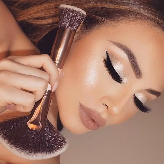 Highlighter đã trở thành xu hướng trang điểm giúp bắt sáng, cho khuôn mặt thêm sức sống. Trong năm 2017, nó đã được đẩy lên đến mức cực điểm, đến nỗi nhiều người ví nó không khác gì… đèn pha trên đường đêm. Ảnh: Internet.