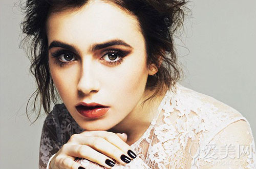 Các chuyên viên trang điểm khuyên nên tiết chế cách kẻ lông mày dầy và đậm vì điều này sẽ khiến gương mặt mất đi vẻ tự nhiên. Ảnh: Internet.