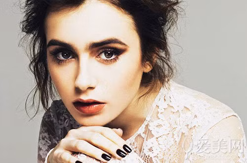 Các chuyên viên trang điểm khuyên nên tiết chế cách kẻ lông mày dầy và đậm vì điều này sẽ khiến gương mặt mất đi vẻ tự nhiên. Ảnh: Internet.