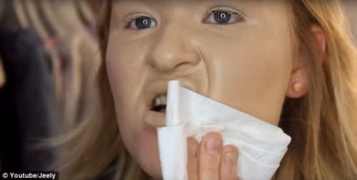 Trong năm 2017, nhiều cô gái thích thú với xu hướng trang điểm với lớp kem nền lì dày cộp. Cách đánh kem nền này giúp bạn che đi hết những khuyết điểm của da mặt. Ảnh: Internet.