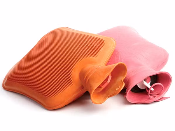 14. Chườm nóng và lạnh: Dùng một túi nước đá lạnh chườm vào các vùng bị ảnh hưởng do đau khớp gối. Liệu pháp này cũng có thể làm giảm chứng viêm, đây là nguyên nhân chính gây đau khớp. Ảnh: Boldsky.