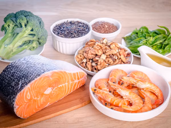 7. Axit béo Omega-3: Bổ sung các thực phẩm giàu omega-3 gồm cá hồi, óc chó, hạnh nhân...để giảm chứng đau đầu gối. Axit béo omega-3 có thể làm giảm các triệu chứng của sự cứng khớp buổi sáng, đau khớp hoặc sưng khớp và đau đầu gối. Ảnh: Boldsky.