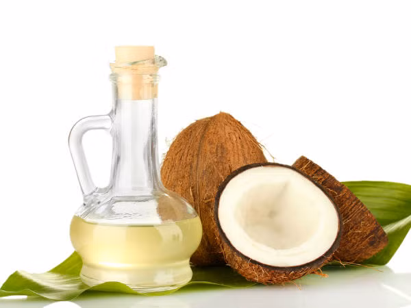 12. Dầu dừa: Sử dụng dầu dừa ấm bôi vào vùng khớp bị đau. Bằng cách làm như vậy, nó sẽ làm giảm viêm, sưng và cũng làm giảm áp lực lên khớp. Ảnh: Boldsky.