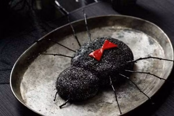 Món bánh phô mai hình con nhện hay còn gọi là góa phụ đen. Ảnh: Internet.
