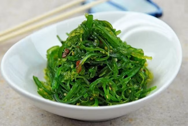 Rong biển Mỹ Khê: Rong biển Mỹ Khê là một món đặc sản Đà Nẵng làm quà mà bạn không nên bỏ qua. Rong biển Mỹ Khê có dạng thon dài, có màu xanh nõn. Rong biển có thể chế biến thành rất nhiều món từ nấu canh, hầm xương, xào tôm, xào thịt, làm gỏi. Ảnh: Khachsandanang.