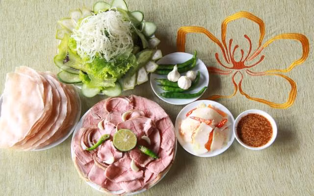 Bê thui Cầu Mống: Món ngon này còn được người dân Đà Nẵng gọi với cái tên quen thuộc “bò tái Cầu Mống”. Món này nổi danh ngang hàng với mì Quảng. Yêu cầu của món này là miếng thịt bê khi đưa ra khỏi lò phải đạt đủ hai tầng thịt tái, chín rõ rệt, còn bì (da) thì phải chín đến độ trong suốt, đồng thời lại giòn mềm vừa phải. Khi dọn ra, được pha thái khéo léo, từng miếng thái có cả phần thịt lẫn da. Ảnh: Foody.