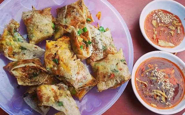 Bánh kẹp: Bánh kẹp được xếp vào danh sách món ăn đường phố Đà Nẵng được nhiều du khách, đặc biệt là các bạn trẻ ưa thích. Món này là những tấm bánh tráng kết hợp với trứng, khô bò, pa tê... lúc chiên hay nướng lên có mùi thơm hấp dẫn. Bánh kẹp không chỉ ngon mà giá cả cũng rất phải chăng. Ảnh: Foody.