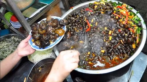 Ốc biển: Đến Đà Nẵng vào bất cứ mùa nào trong năm, bạn đều có thể nhâm nhi món đặc sản đáp ứng 3 tiêu chí “ngon, bổ, rẻ” này. Ốc Đà Nẵng này rất đa dạng, từ ốc gạo, ốc hương cho đến ốc đinh, ốc bươu, ốc đắng… được chế biến kỹ lưỡng, dậy mùi thơm phức khiến du khách phải dừng chân. Ảnh: Hotel84.