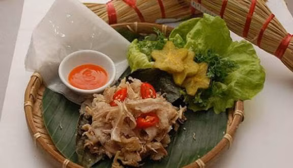 Tré Bà Đệ: Tré bà Đệ là món ăn đặc sản Đà Nẵng nổi tiếng từ nhiều thập niên. Món ăn này tiếp tục lớn mạnh khi con cái của bà quyết theo nghề của mẹ đã tạo nên sự lớn mạnh thương hiệu này. Dần dần người ta gọi tré Bà Đệ là đặc sản của Đà Nẵng. Tré Bà Đệ có các sản phẩm như tré gói cổ truyền, tré gói lá chuối, tré gói lá ổi. Ảnh: Foody.