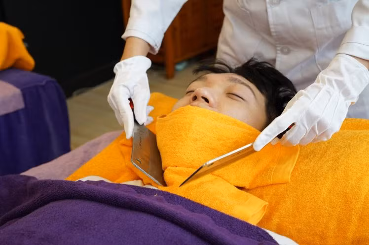 Với phương pháp massage bằng dao này, các nhân viên sẽ băm dao nhẹ nhàng trên mặt và cơ thể của khách hàng. Ảnh: Cater News.