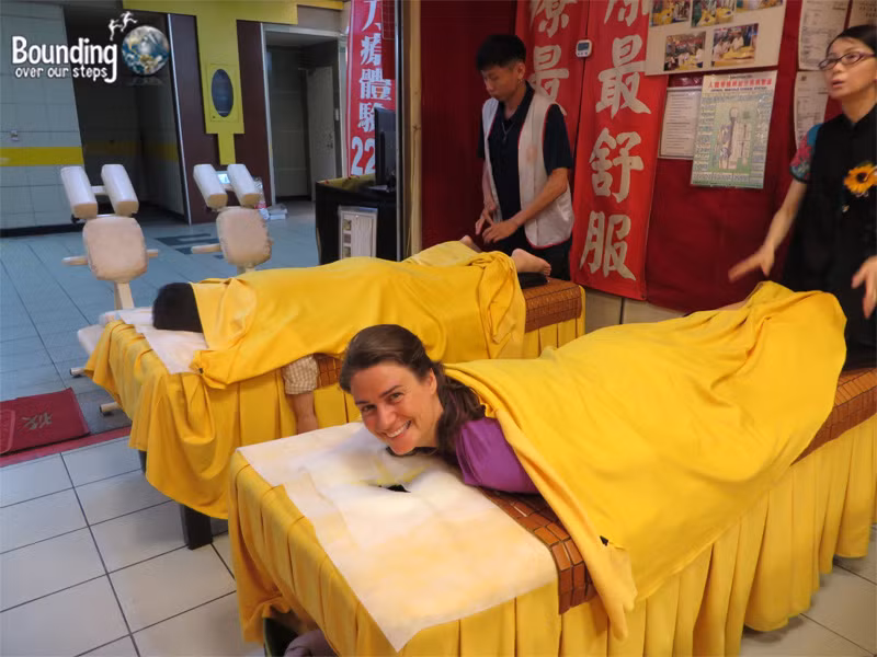 Những người có cơ hội trải nghiệm massage bằng dao băm thịt chia sẻ, phương pháp này rất an toàn, giúp cơ thể thoải mái hơn. Họ cảm thấy như có luồng điện đi qua cơ thể và sau khi massage vài lần thì những chỗ đau nhức cũng tiêu tan. Ảnh: Internet.