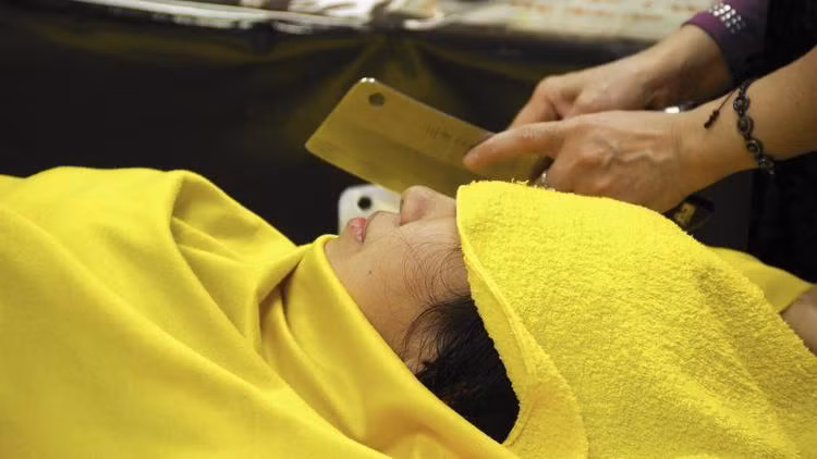 Phương pháp massage kỳ lạ này là ý tưởng của Hsiao Mei Fang - bà chủ của Trung tâm giáo dục trị liệu bằng dao phay có cơ sở ở thành phố Đài Bắc, Đài Loan. Ảnh: For The Times.