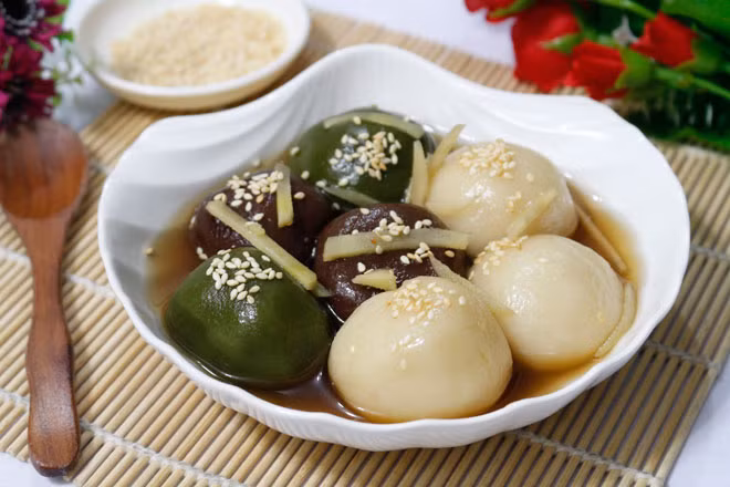 Khi bánh đã chín thì vớt bánh cho vào nồi nước đường đang nấu, tiếp tục nấu thêm 2-3 phút nữa cho bánh ngấm đường là có thể múc bánh ra bát, rắc thêm 1 ít vừng trắng chín lên trên bánh, thưởng thức khi chè nóng hổi sẽ thơm ngon tuyệt vời.