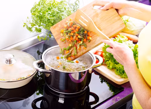 Thức ăn thái quá to: Việc thái thực phẩm quá to là một trong những thói quen nấu nướng sai lầm mà chị em nội trợ thường mắc. Thói quen này khiến cho thực phẩm không thể chín đều, thiếu hương vị độc đáo và món ăn trở nên không bắt mắt. Ảnh: Internet.